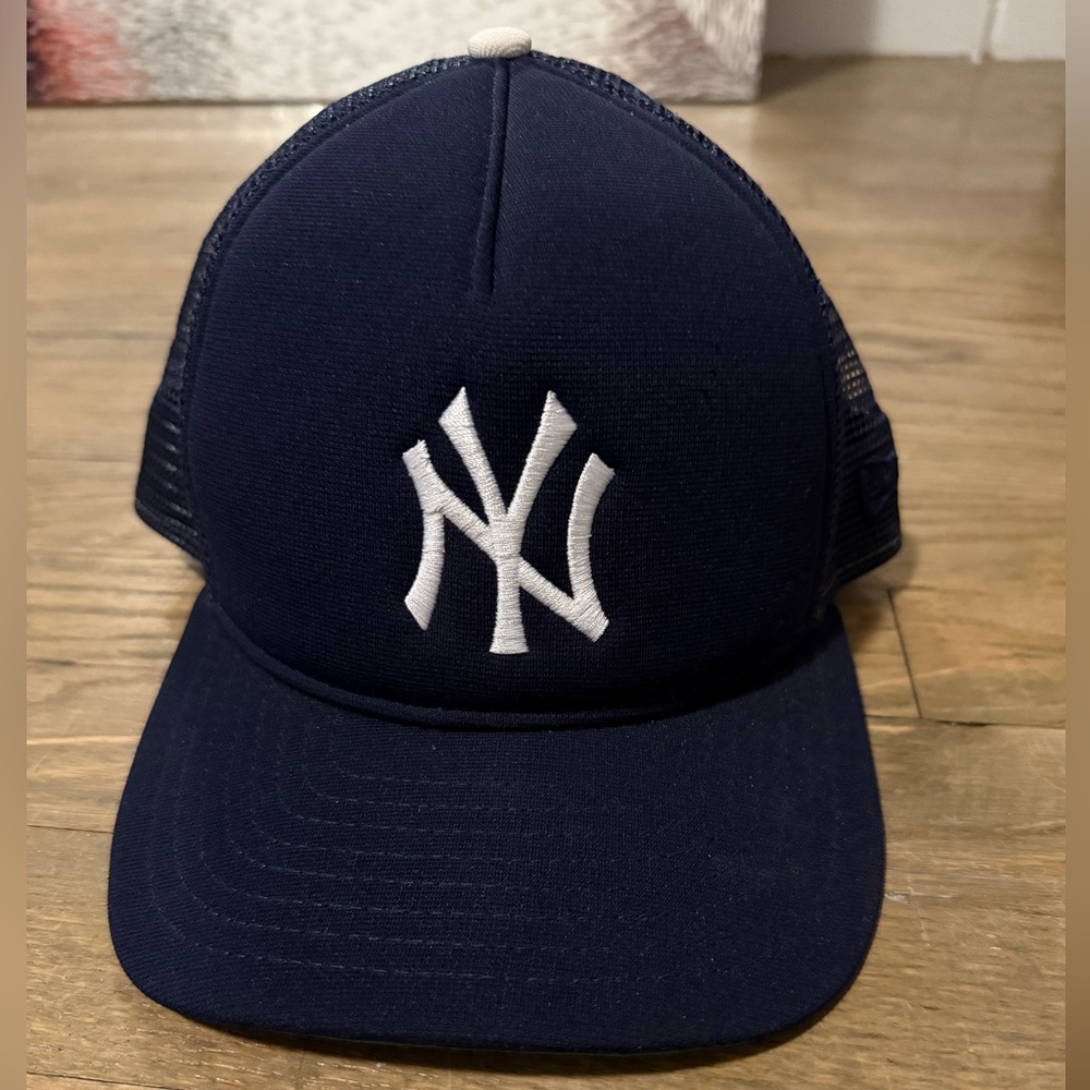 Navy Yankees Men’s SnapBack Hat